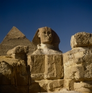 Frontalansicht der Sphinx mit Chephren Pyramide (00090704-1)