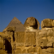 Sphinx Frontalansicht mit Chephren Pyramide (00090711-1)