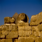 Sphinx Frontalansicht mit Chephren Pyramide (00090712-1)