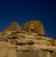 Sphinx von Gizeh mit Cheops Pyramide im Hintergrund (00090715-1)