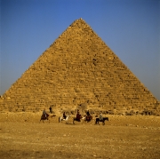 Bedouin with tourists in front of the Pyramid of Menkaure (00090519)