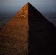 Die ersten Sonnenstrahlen erreichen die Chephren Pyramide (00090536)