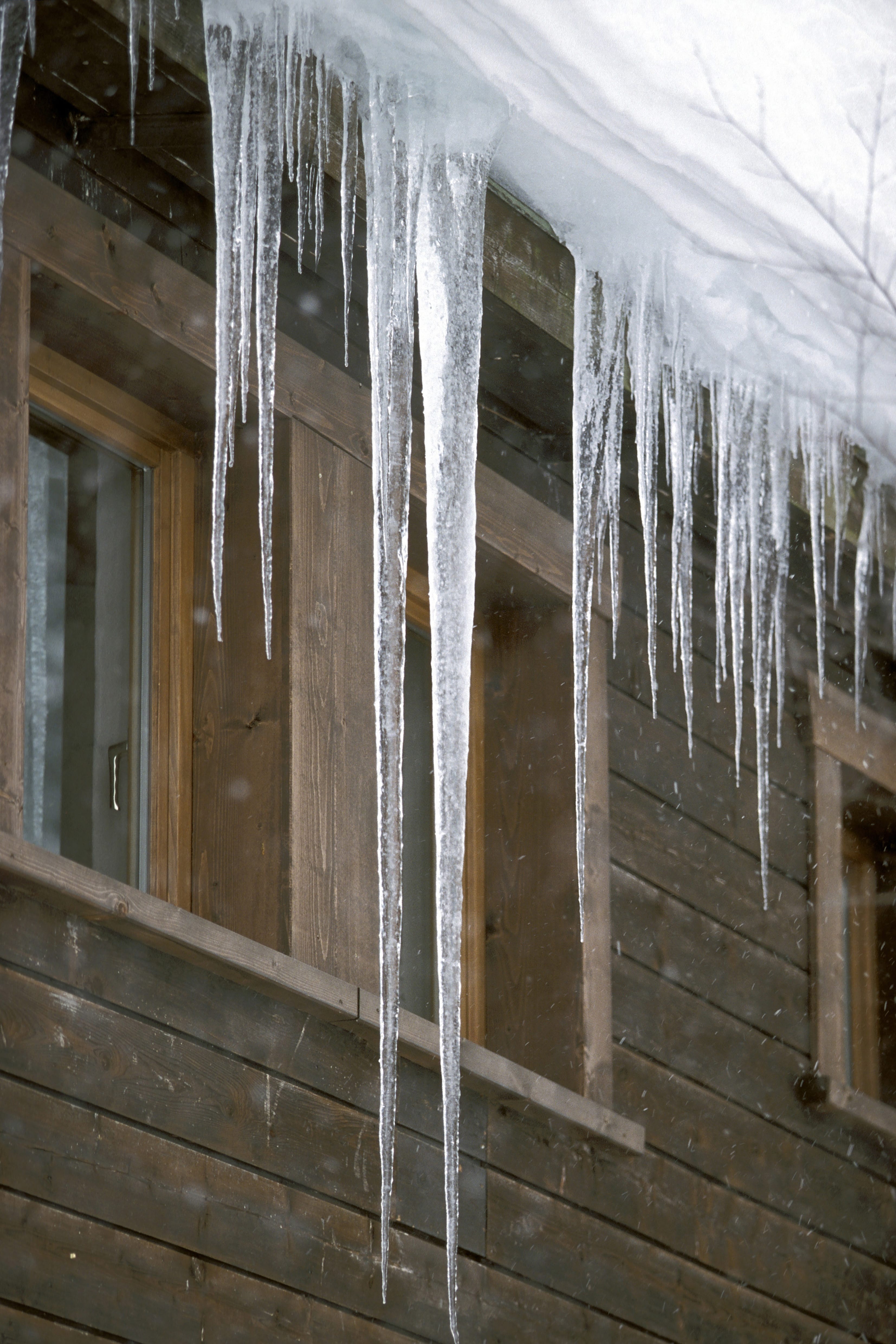 Icicle at the roof (00007897)
